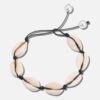 Grått armband med silverfärgade snäckskal