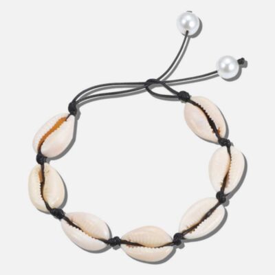 Grått armband med silverfärgade snäckskal