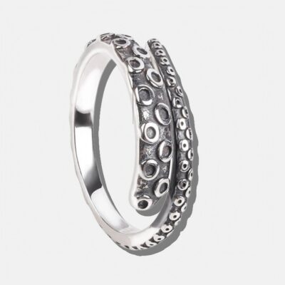 Vitt armband med silverfärgade snäckskal