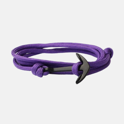 Vit halsband med silverfärgade snäckskal