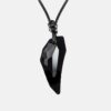 Svart halsband med silverfärgade snäckskal