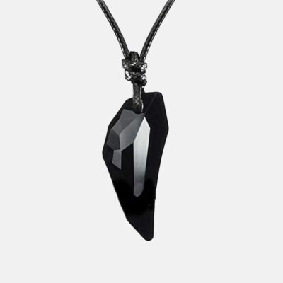 Svart halsband med silverfärgade snäckskal